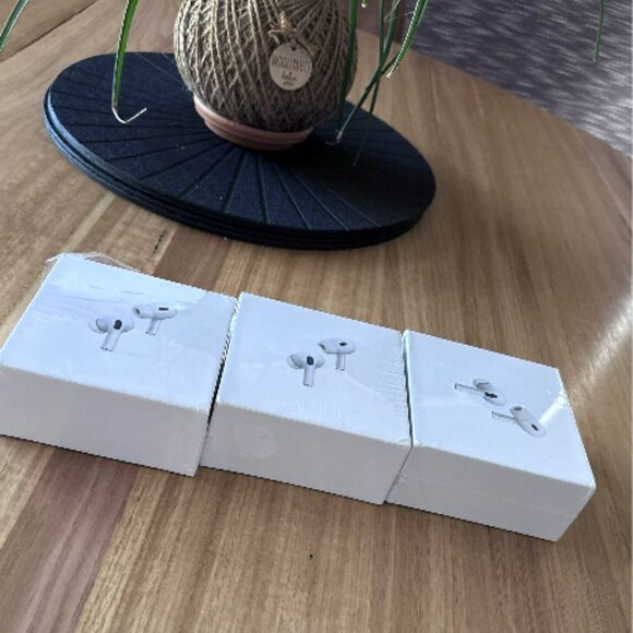 Apple AirPods Pro 2nd Generation - Picture 1 of 3